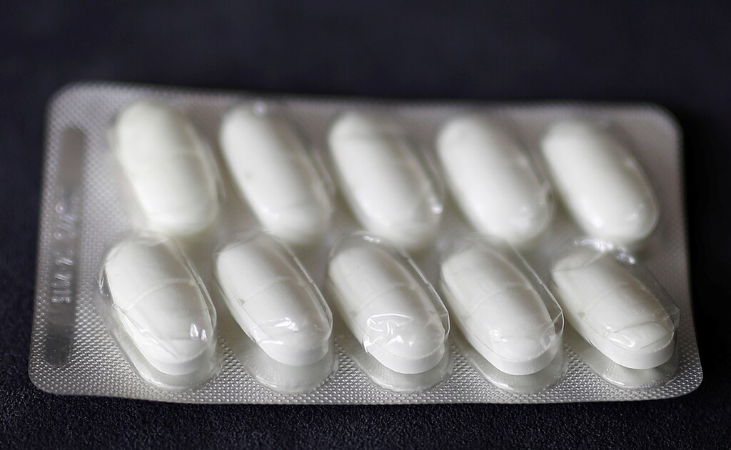 Ten pills of the antibiotic "Amoxicillin 1000mg" are seen at a pharmacy in Hanau, Germany, May 31, 2018. REUTERS/Kai Pfaffenbach - RC1B8E7C34A0