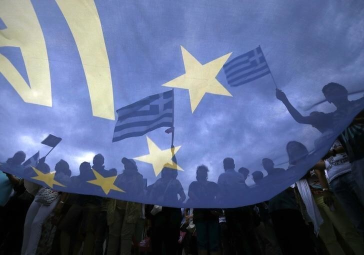 Pro-Euro protestors hold Greek national flags during a pro-Euro rally in front of the parliament building, in Athens, Greece, June 30, 2015. Greece's conservative opposition warned on Tuesday that Sunday's vote over international bailout terms would be a referendum over the country's future in Europe, and that wages and pensions would be threatened if people were to reject the package. REUTERS/Yannis Behrakis TPX IMAGES OF THE DAY