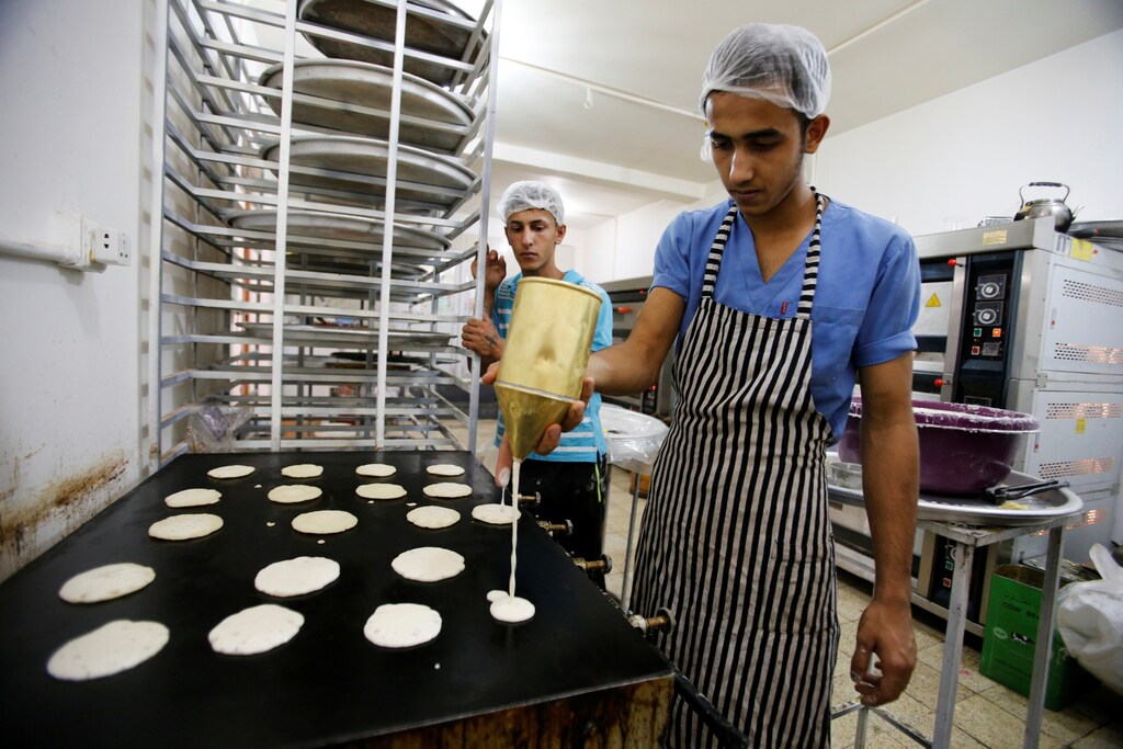 An Iraqi worker makes traditional sweets, during the Muslim fasting month of Ramadan in Baghdad, June 13, 2016. REUTERS/Khalid al Mousily - RTX2G174