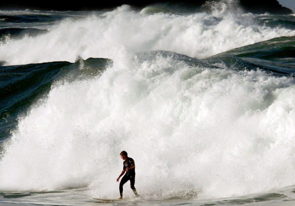 A surfer rides a wave during a large swell at Sydney's Dee Why beach July 2,2002. A severe low depression storm off Australia's southeast coast has sentbig waves battering Sydney's beaches in recent days, and is travellingtowards Fiji's southern islands, some of which have luxury resorts. Ministerfor Fiji's Home Affairs Isimeli Cokanasiga warned Fijians on national radiolast night to brace themselves for 'Fiji's worst sea disaster' and addingthat 'the country is on national alert, with waves and flooding expected tobe about six metres in height'. NO RIGHTS CLEARANCES OR PERMISSIONS ARE REQUIRED FOR THIS IMAGE REUTERS/David GrayDG/JS - RP3DRIBQAOAA