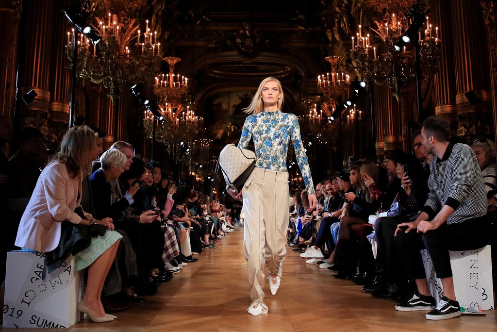 A model presents a creation by British designer Stella McCartney as part of her Spring/Summer 2019 women's ready-to-wear collection show during Paris Fashion Week in Paris, France, October 1, 2018. REUTERS/Gonzalo Fuentes - RC14FA403130