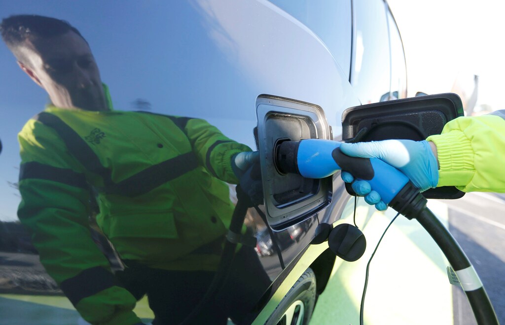 A man plugs in his electric car at a Green Spot's recharging station of Enersoft company, the first service station for electric cars on a Carrefour hypermarket's parking in Bordeaux, Southwestern France, December 6, 2016. Picture taken December 6, 2016. REUTERS/Regis Duvignau - RTSV7H2