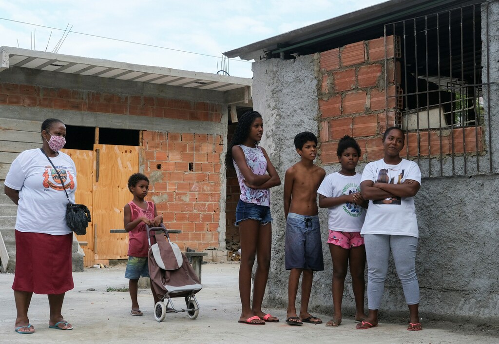 Residents wait in line to receive donations provided by NGO Rio de Paz in Manguinhos slums complex during the coronavirus disease (COVID-19) outbreak, in Rio de Janeiro, Brazil, April 9, 2020. REUTERS/Ricardo Moraes - RC2C1G9VN1VC