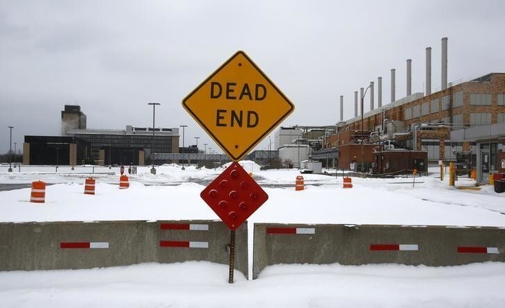 A "Dead End" sign is seen at the mostly unused Kodak factory in Rochester, New York, January 1, 2013. Eastman Kodak Co, which invented the hand-held camera and helped bring the world the first pictures from the moon, has filed for bankruptcy protection, capping a prolonged plunge for one of America's best-known companies. Kodak has also recently sold off $525 million worth of patents which it hopes will aid in its Chapter 11 struggles. REUTERS/Carlo Allegri (UNITED STATES - Tags: BUSINESS INDUSTRIAL)