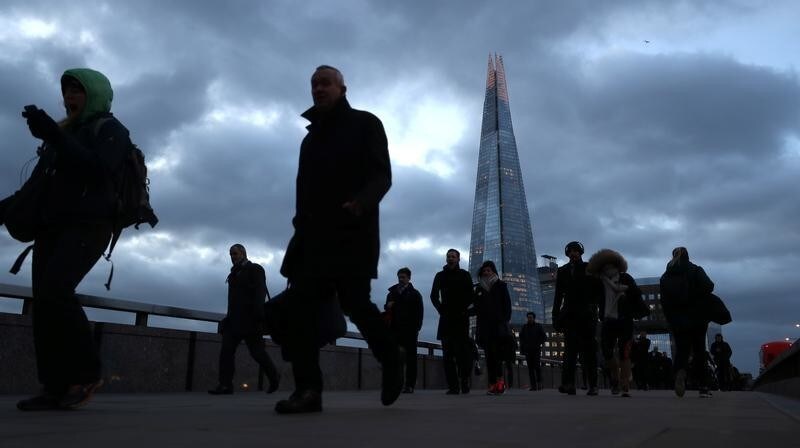 Commuters arrive in the financial district of London, Britain, January 3, 2018. REUTERS/Simon Dawson - RC12AD2B4C80