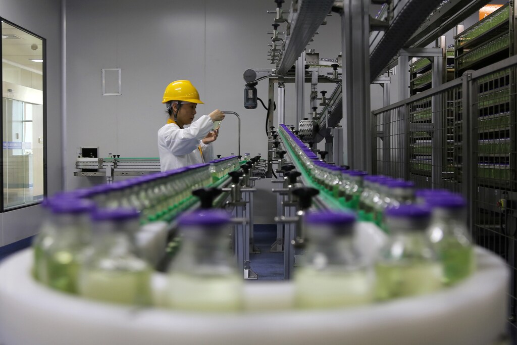 An employee works on a production line manufacturing drugs at the Yangtze River Pharmaceutical Group in Taizhou, Jiangsu province, China September 3, 2019. REUTERS/Stringer ATTENTION EDITORS - THIS IMAGE WAS PROVIDED BY A THIRD PARTY. CHINA OUT. - RC1DB67E6620