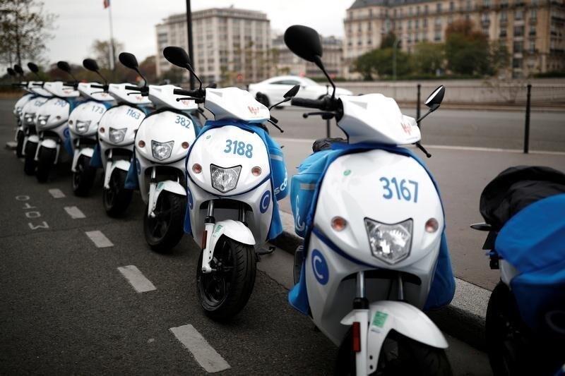 A row of sharing service Cityscoot's free-floating electric scooters stands in Paris, France October 28, 2018. REUTERS/Benoit Tessier - RC1D9D389600