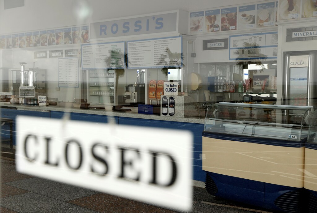 A closed sign hangs on the door at Rossi's Ice Cream Parlour, as the spread of the coronavirus disease (COVID-19) continues, Southend-on-Sea, Britain, March 29, 2020. REUTERS/John Sibley - RC2NTF9CFKWX