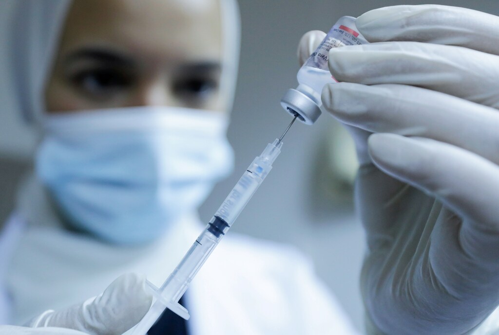 A nurse prepares a dose of the vaccine against coronavirus disease (COVID-19) at a mass immunization venue inside Cairo University, in Cairo, Egypt, September 8, 2021. REUTERS/Mohamed Abd El Ghany - RC2MLP9TITJV