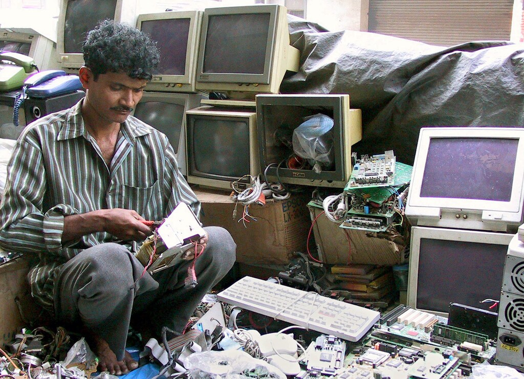 A handyman sells old computers on a pavement on World Computer LiteracyDay in Calcutta December 2, 2002. Old computers are often taken tovillage schools and given to underprivileged children to give them someunderstanding about computer technology. REUTERS/Sucheta DasJSG/RCS - RTREMJ3
