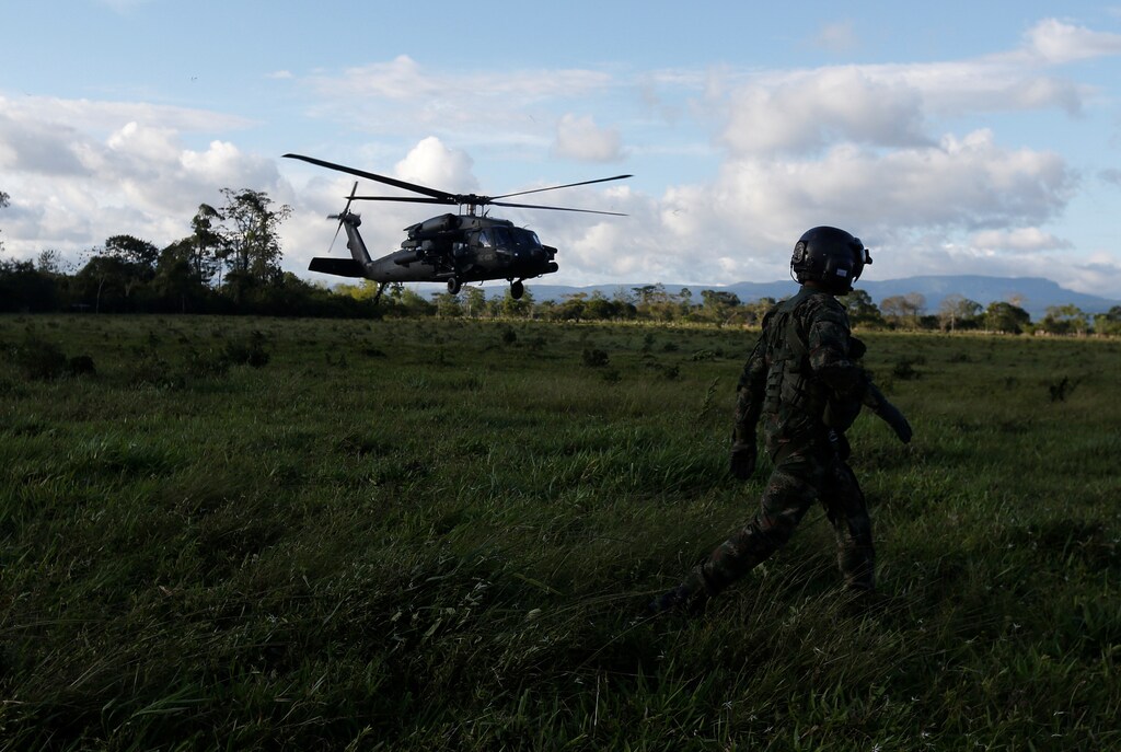 Soldiers of the Colombian Military Forces make a flyby during the army's arrival to an area that was previously occupied by FARC rebels, in Meta, Colombia June 1, 2017. Picture taken June 1, 2017. REUTERS/Jaime Saldarriaga - RTX38QBJ