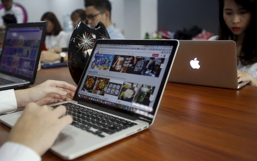 People work at the office of food-finder app Lozi in Hanoi, Vietnam, April 7, 2016. Vietnam's tech startups are emerging as a force to be reckoned with as foreign private equity funds bet the country's talented young brains will yield more successes. REUTERS/Kham - RTX29OJ3