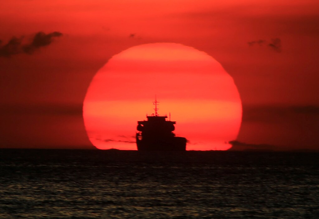 A cargo ship is silhouetted as the sun sets along the coast of Manila bay in Metro Manila, Philippines January 27, 2017. REUTERS/Romeo Ranoco - RC11D6B05500