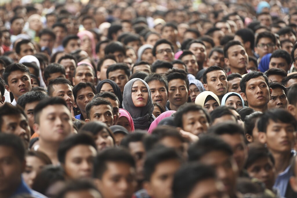 en of thousands job seekers wait outside Gelora Bung Karno stadium to enter for a job fair in Jakarta, Indonesia August 11, 2015 in this photo taken by Antara Foto.