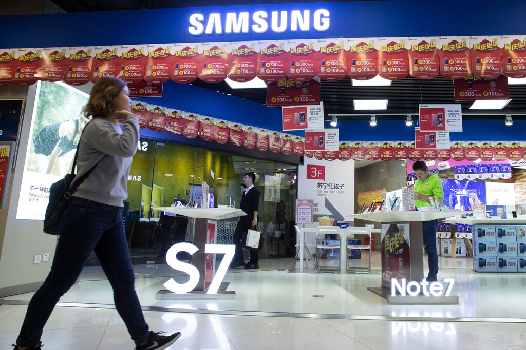 A woman walks past a Samsung store with an installation of Note 7 in Nanjing, Jiangsu province, China, October 10, 2016. Picture taken October 10, 2016. China Daily/via REUTERSATTENTION EDITORS - THIS IMAGE WAS PROVIDED BY A THIRD PARTY. EDITORIAL USE ONLY. CHINA OUT. NO COMMERCIAL OR EDITORIAL SALES IN CHINA. - S1BEUGHAZJAA