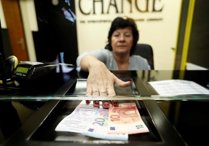 A Hungarian woman exchanges forints for euros at a currency exchange shop in Esztergom, Hungary November 11, 2017. Picture taken November 11, 2017. REUTERS/Laszlo Balogh