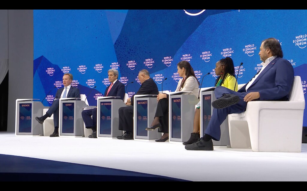 Líderes globales en un panel de acción climática. Es necesario tomar medidas climáticas ahora para mantenerse dentro del objetivo de 1,5 °C del Acuerdo de París.