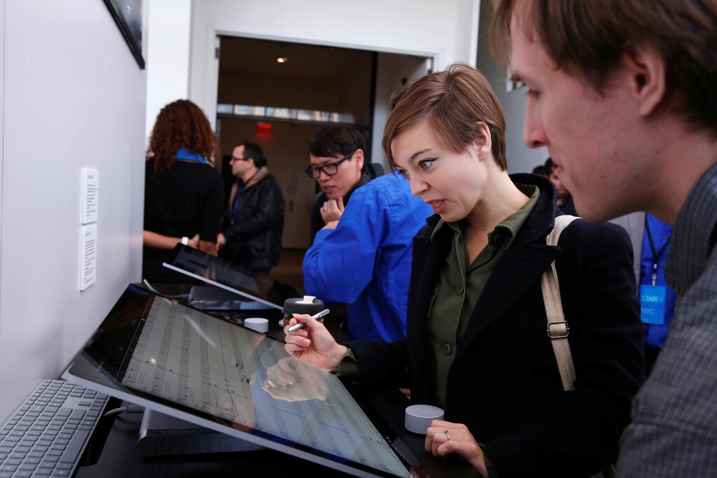 Journalists look at examples of the new Microsoft Surface Studio computer at an event in the Manhattan borough of New York City, U.S.,October 26, 2016. REUTERS/Lucas Jackson - RTX2QL0N