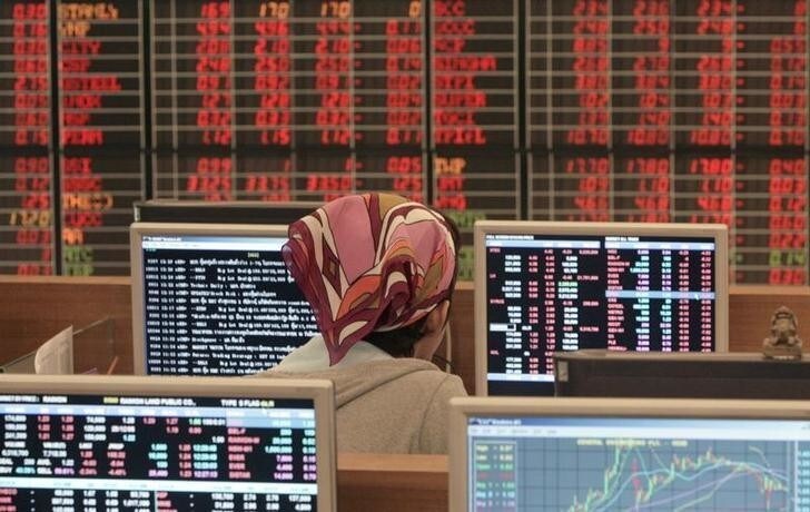 A Thai investor watches live market data on a monitor at a stock brokers' office in central Bangkok January 3, 2007. Thai stocks fell more than 3 percent to a two-week low on Wednesday as wary investors sold big cap and tourism-related shares in fear of new political instability following a spate of New Year's Eve bombs in Bangkok.REUTERS/Sukree Sukplang (THAILAND)