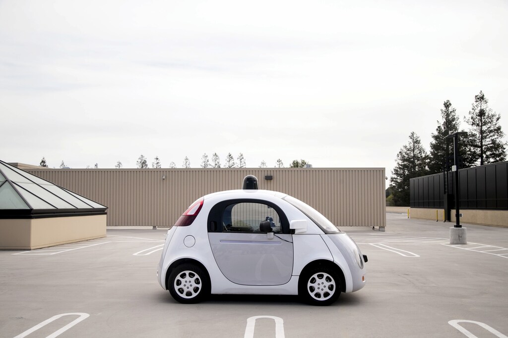 A prototype of Google's own self-driving vehicle is seen during a media preview of Google's current autonomous vehicles in Mountain View, California September 29, 2015. REUTERS/Elijah Nouvelage TPX IMAGES OF THE DAY - RTS2BZM