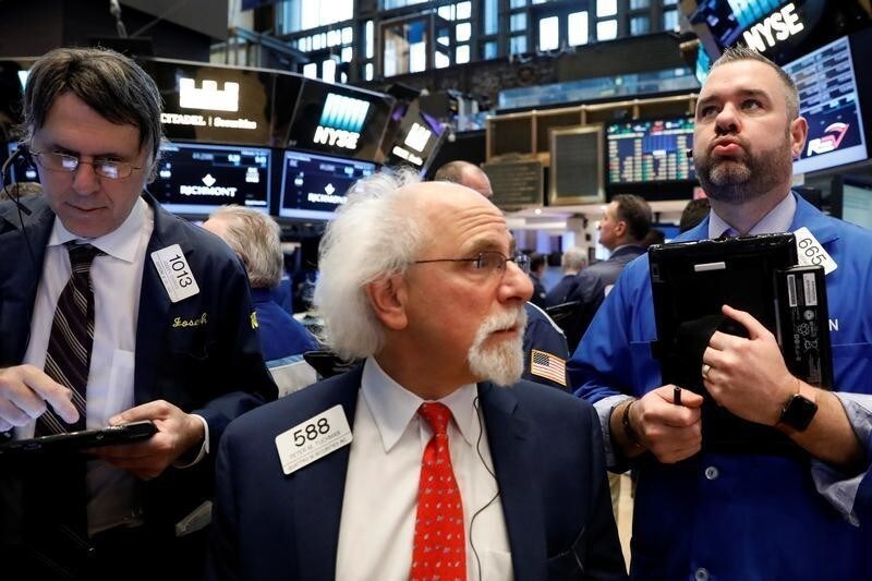 Traders work on the floor of the New York Stock Exchange (NYSE) in New York, U.S., February 16, 2017. REUTERS/Brendan McDermid - RTSYZWG