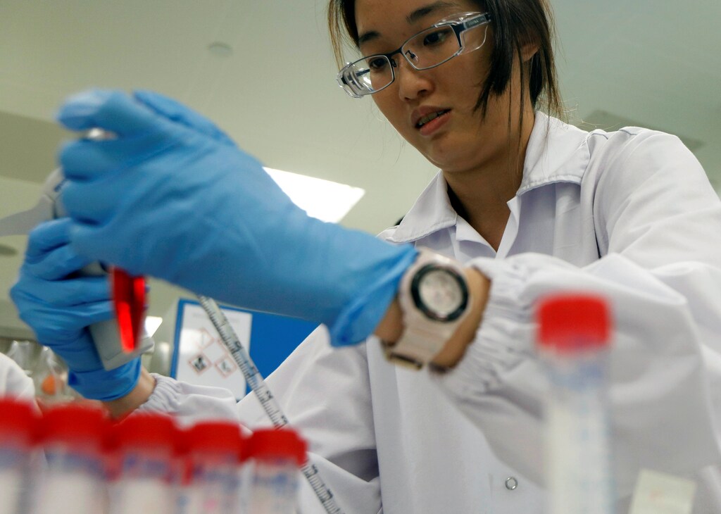 An employee conducts tests at a laboratory in a pharmaceutical manufacturing factory in Singapore April 17, 2017. REUTERS/Edgar Su - RC1AEEAC1AA0