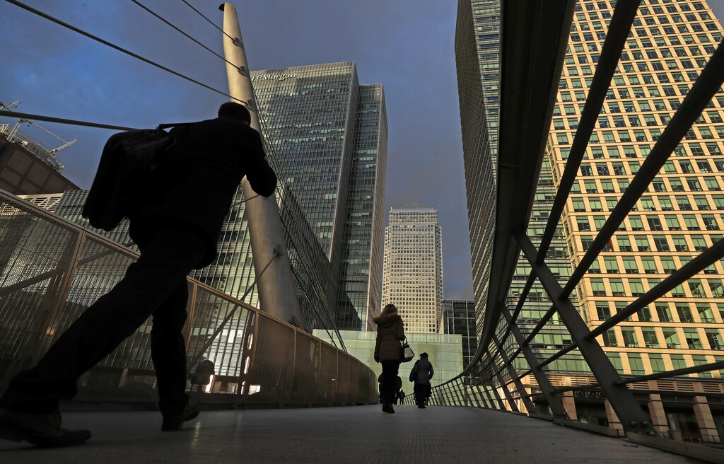 People walk through the Canary Wharf financial district of London, Britain, December 7, 2018. REUTERS/Simon Dawson - RC1901F11BB0
