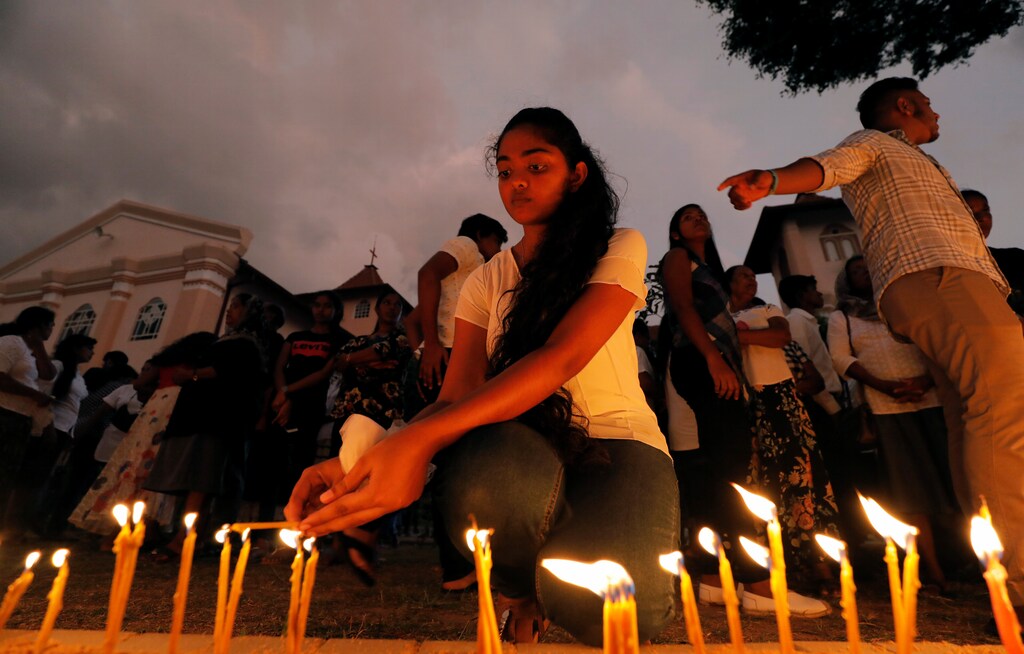 Devotees light candles while praying in front of St. Sebastian church, one of the churches attacked in the April 21st Easter Sunday Islamic militant bombings, during the first-month remembrance service in Negombo, Sri Lanka May 21, 2019. REUTERS/Dinuka Liyanawatte - RC19F2979450