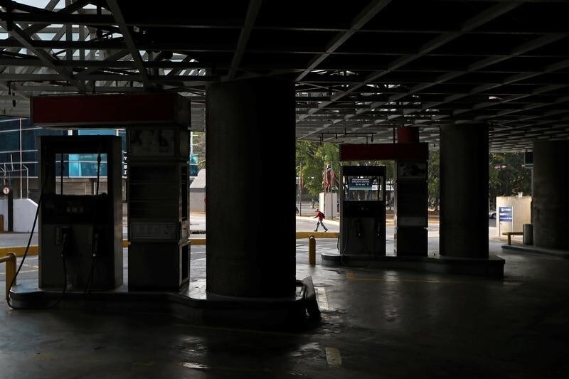 A closed petrol station is pictured during a blackout in Caracas, Venezuela March 27, 2019. REUTERS/Ivan Alvarado - RC12C29DEEC0
