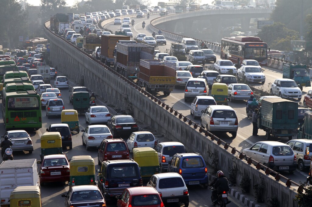 Traffic moves along a busy road in New Delhi January 11, 2011. Auto sales in India grew a record 31 percent in 2010, driven by a burgeoning middle class in Asia's third-largest economy, but tougher comparisons, a likely hike in interest rates, and rising fuel and vehicles costs are expected to slow sales growth this year. REUTERS/B Mathur (INDIA - Tags: TRANSPORT BUSINESS) - GM1E71B1JH001