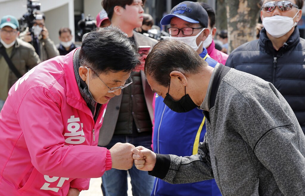 Hwang Kyo-ahn, candidato del principal partido de la oposición, el Partido del Futuro Unido, da un golpe de puño en lugar de estrechar la mano para evitar la propagación de la enfermedad coronavirus (COVID-19) durante un mitin de campaña en Seúl, Corea del Sur, el 10 de abril de 2020.