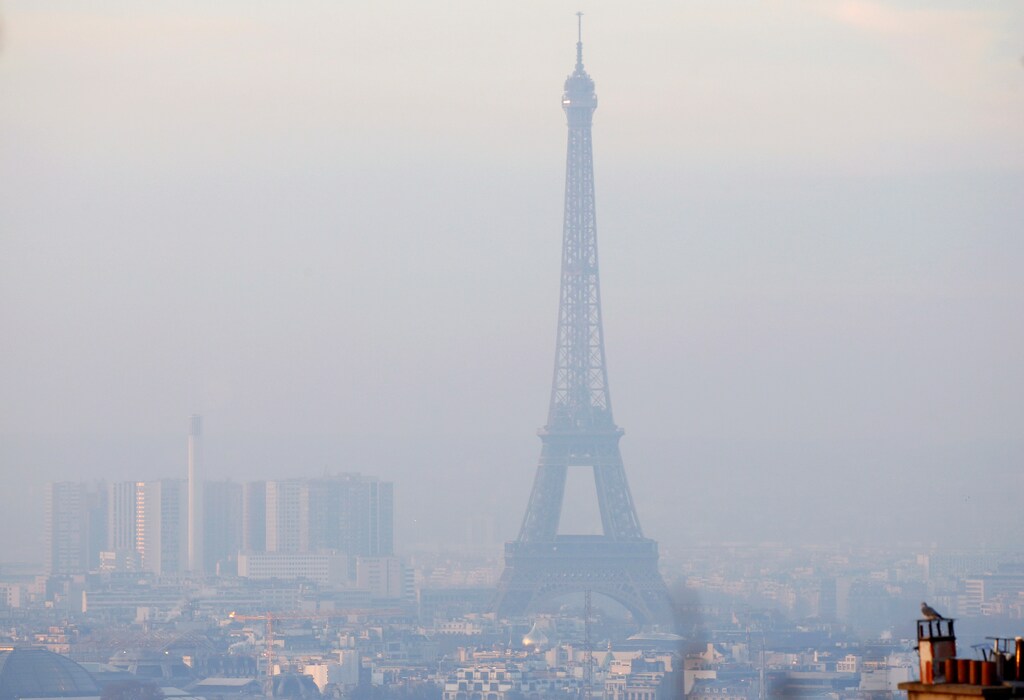 The Eiffel Tower is surrounded by a small-particle haze which hangs above the skyline in Paris, France, December 9, 2016 as the City of Light experienced the worst air pollution in a decade. REUTERS/Gonzalo Fuentes - RTSVCY6
