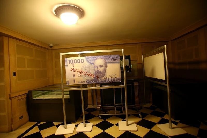 A bill sample is displayed inside Chile's Central Bank headquarters in Santiago, Chile March 29, 2018. REUTERS/Ivan Alvarado - RC1FCF616050