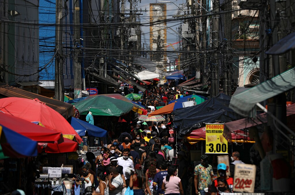 La gente camina en una calle comercial popular en medio del brote de la enfermedad coronavirus (COVID-19), en Manaus, Brasil, el 27 de junio de 2020.