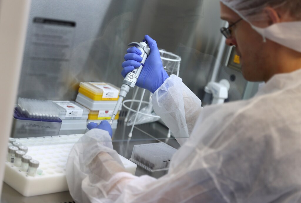 Un empleado del proveedor de diagnósticos Centogene trabaja dentro de un contenedor que alberga su laboratorio móvil en el primer centro de pruebas de la enfermedad coronavirus (COVID-19) de Alemania, que se abre en cooperación con la compañía aérea Lufthansa y Fraport en el aeropuerto de Frankfurt, Alemania, el 29 de junio de 2020.