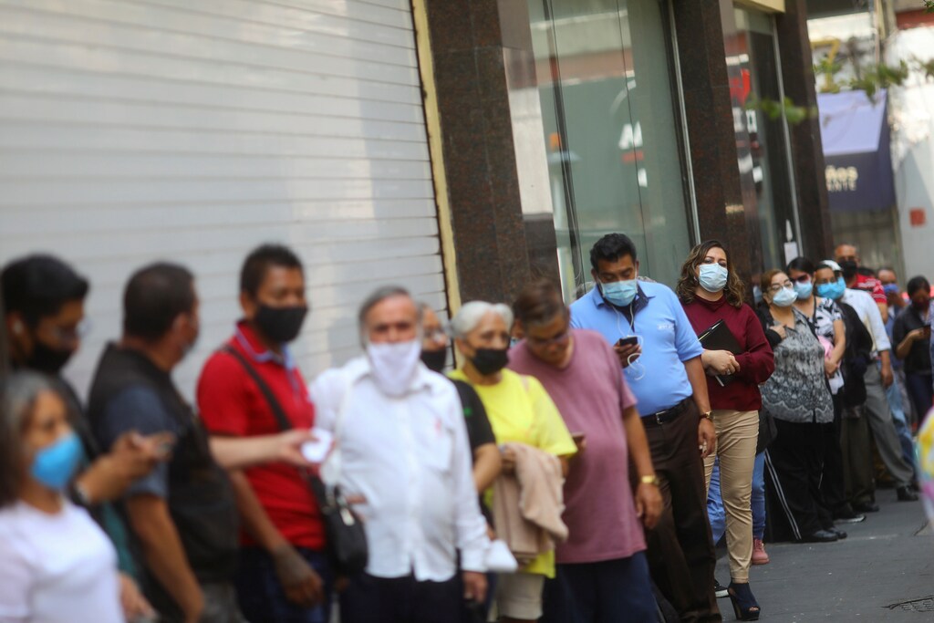 Los clientes hacen cola antes de comprar en una tienda durante el inicio de la reapertura gradual de las actividades comerciales en el centro de la Ciudad de México, mientras continúa el brote de la enfermedad coronavirus (COVID-19), México 30 de junio de 2020.