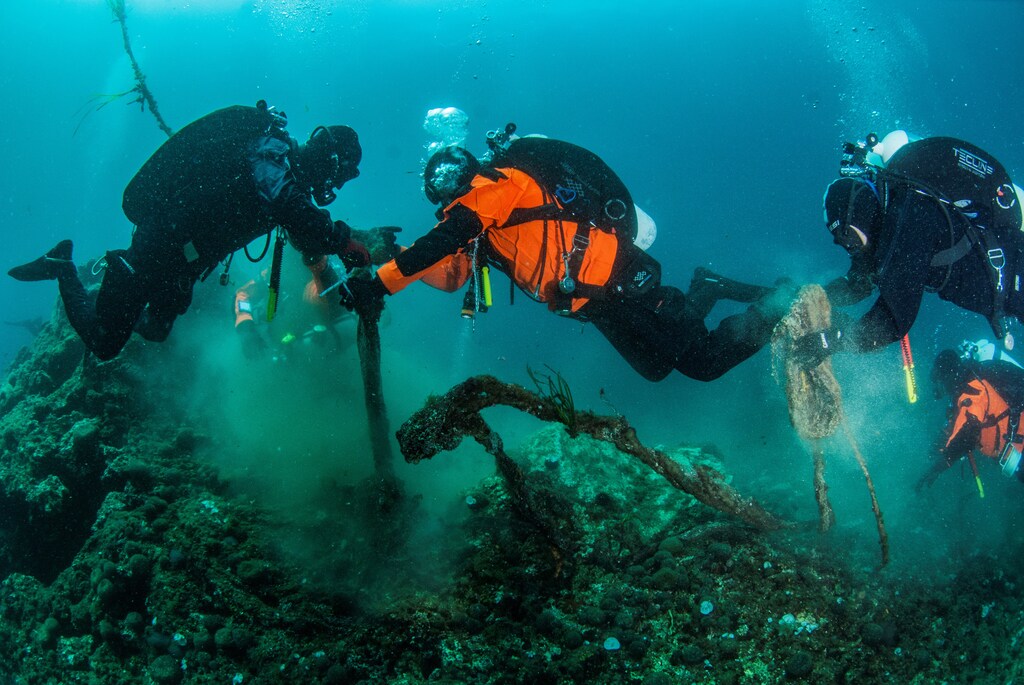 Divers collect ghost fishing net from the seabed at the village of Stratoni near Halkidiki, Greece, May 18, 2019. Picture taken May 18 2019. Areti Kominou/Ghost Fishing Greece/Handout via REUTERS ATTENTION EDITORS - THIS PICTURE WAS PROVIDED BY A THIRD PARTY. - RC160899DEE0