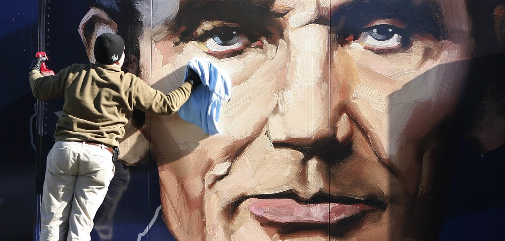 A man cleans the image of former U.S. President Abraham Lincoln which is painted on the side of the Smithsonian's Mobile Lincoln Bicentennial Museum currently on display at the "Inauguralfest" exhibit in Washington January 16, 2009. The exhibition, which opened on Friday, features a variety of historical displays and has political memorabelia for sale. REUTERS/Kevin Lamarque (UNITED STATES) - GM1E51H097A01