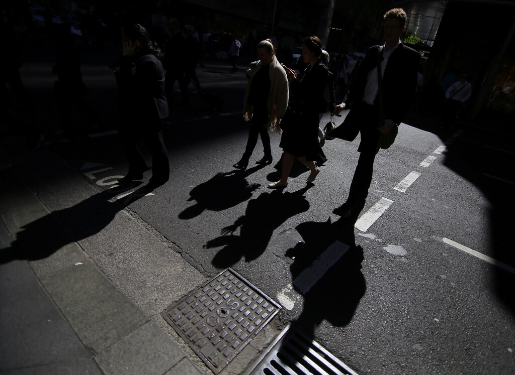 Office workers cross a street in Sydney, Australia, September 4, 2017. Picture taken September 4, 2017. REUTERS/Steven Saphore - RC1A8A42D6C0