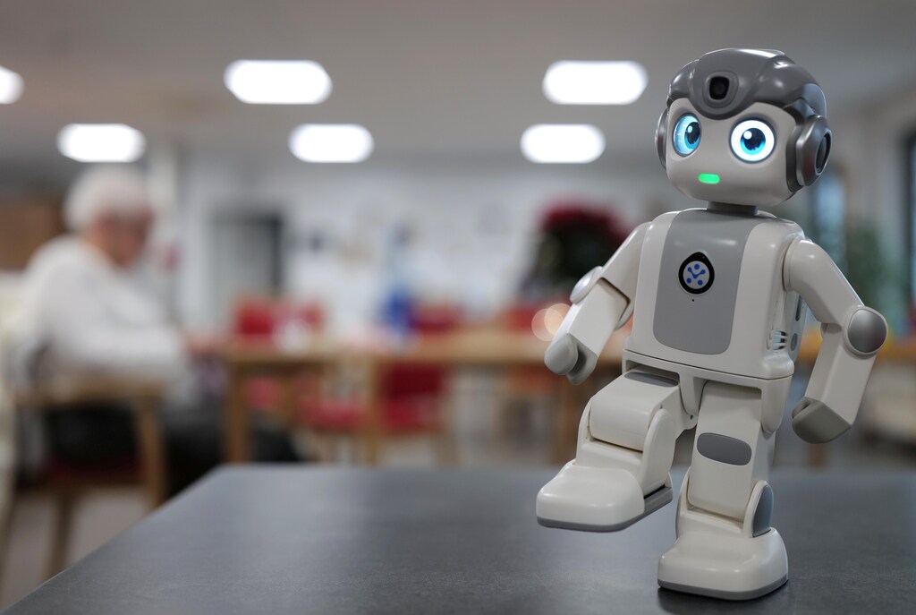 Mini humanoid robot "Alpha Mini" brightens up the daily life of guests at the day care center of German welfare organisation Caritas as the spread of the coronavirus disease (COVID-19) continues in Erlenbach, 50 km south of Frankfurt, Germany, November 25, 2020. Picture taken November 25, 2020. REUTERS/Kai Pfaffenbach - RC2VAK94X8I2