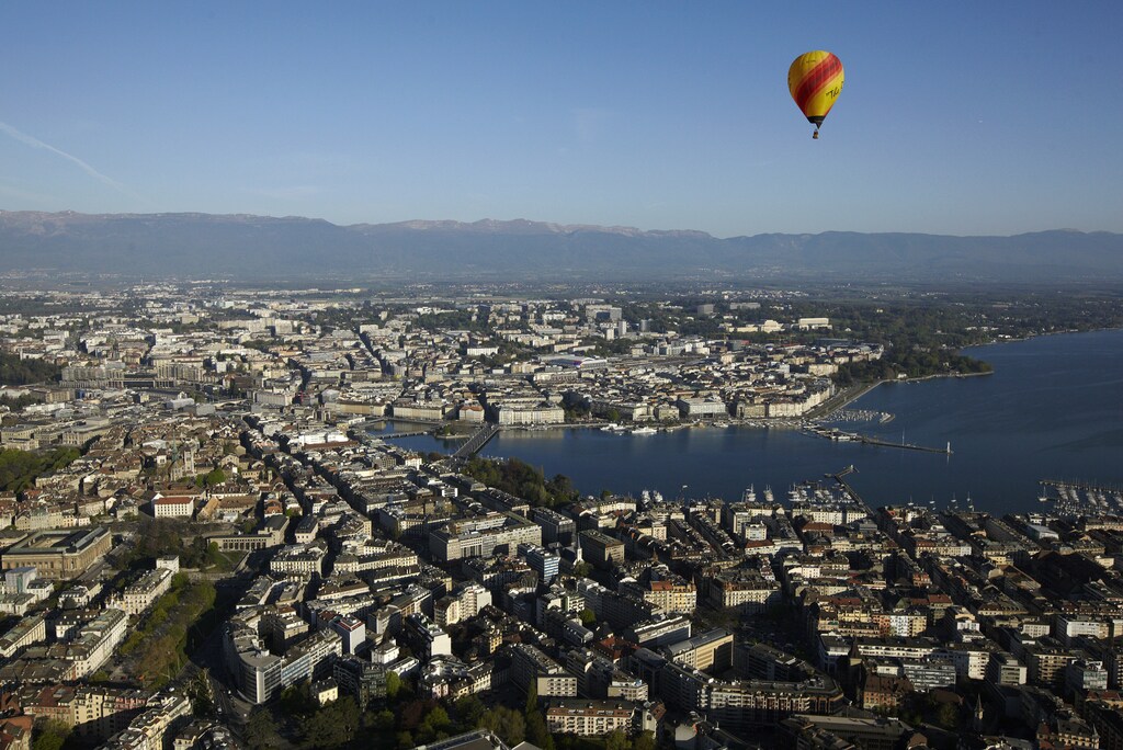 A hot air balloon flies above the city of Geneva April 10, 2011. Thirty balloons took part in the 5th Montgolfiades balloon festival which takes place from April 8 to 10. The balloons took off in various parks in the city center and landed in the nearby countryside. REUTERS/Denis Balibouse (SWITZERLAND - Tags: SOCIETY) - RTR2L1YR