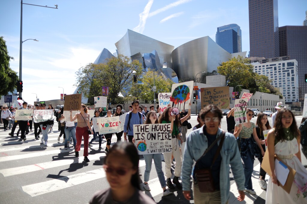 Students attend a protest rally to call for urgent action to slow the pace of climate change, in Los Angeles, California, U.S., March 15, 2019. REUTERS/Lucy Nicholson - RC1CBAD2B080