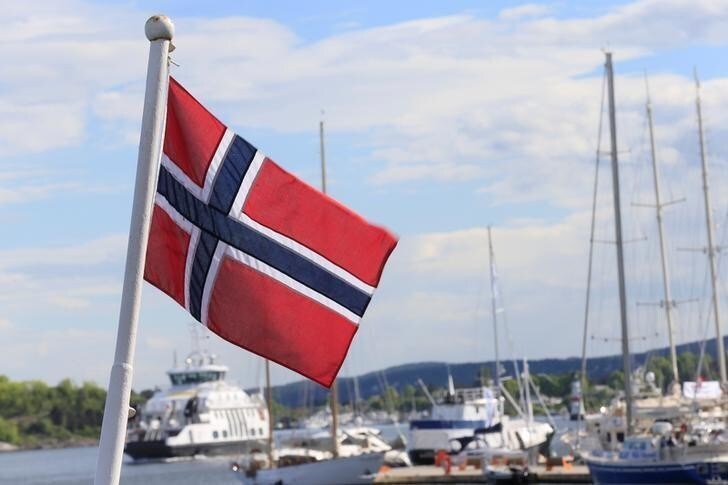 Norwegian flag flutters on the boat at Aker Brygge in Oslo, Norway May 31, 2017. REUTERS/Ints Kalnins
