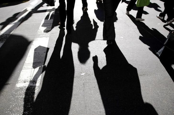 Office workers rush across a city street during peak hour in central Sydney May 20, 2008. Australia's central bank actively considered raising interest rates earlier this month as inflation was uncomfortably high, minutes of its May policy meeting showed on Tuesday, sending the Australian dollar to 24-year highs. REUTERS/Tim Wimborne (AUSTRALIA)
