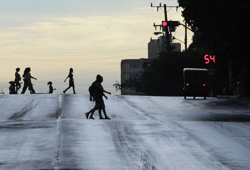 People cross a street in Havana September 8, 2010. REUTERS/Desmond Boylan (CUBA - Tags: SOCIETY) - RTR2I30Q