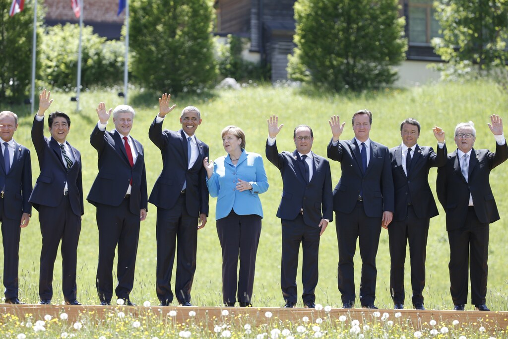 President of the European Council, Donald Tusk, Japanese Prime Minister Shinzo Abe,Canada's Prime Minister Stephen Harper, US President Barack Obama, German Chancellor Angela Merkel, French President Francois Hollande, British Prime Minister David Cameron, talian Prime Minister Matteo Renzi and European Commission President Jean-Claude Junker (L-R) wave hands as they pose for a family photo during their meeting at the hotel castle Elmau in Kruen, Germany, June 7, 2015. Leaders from the Group of Seven (G7) industrial nations met on Sunday in the Bavarian Alps for a summit overshadowed by Greece's debt crisis and ongoing violence in Ukraine. REUTERS/Christian Hartmann - LR1EB670XMIMA