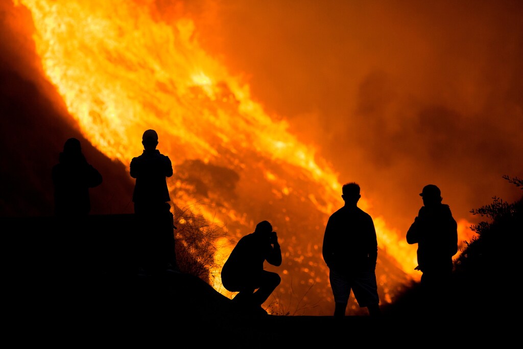 Residents are silhouetted as they watch the Blue Ridge Fire burning in Yorba Linda, California, U.S. October 26, 2020. REUTERS/Ringo Chiu TPX IMAGES OF THE DAY - RC2QQJ9XI28V