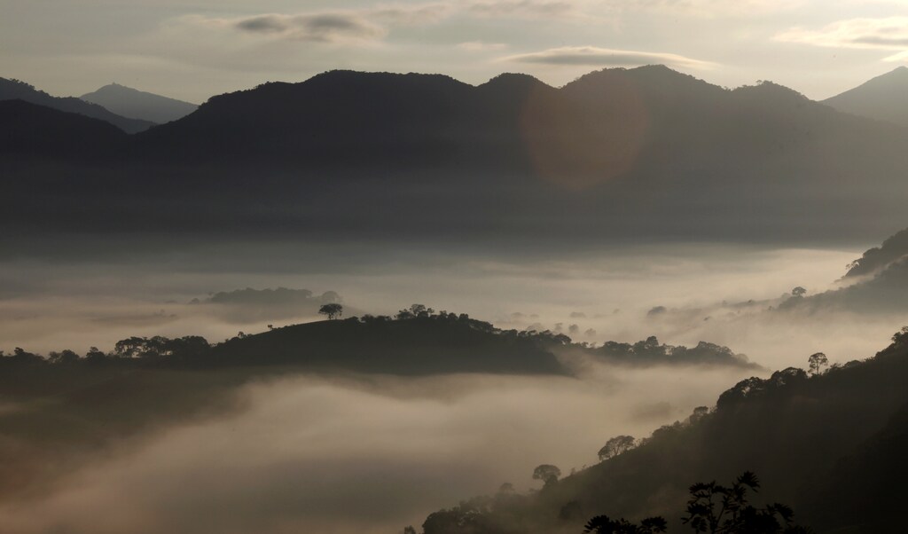 Fog sourrounds the mountains in Goncalves, in the state of Minas Gerais in southwestern Brazil, April 18, 2014. REUTERS/Paulo Whitaker (BRAZIL - Tags: ENVIRONMENT) - RTR3LTJ1