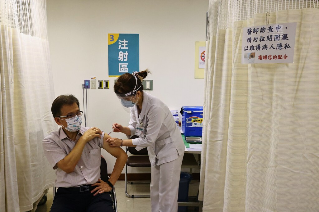A nurse administers a dose of the AstraZeneca vaccine against the coronavirus disease (COVID-19) during a vaccination session for healthcare workers following the recent rise in COVID-19 infections, at Far Eastern Memorial Hospital in New Taipei City, Taiwan May 20, 2021. REUTERS/Ann Wang - RC2CJN99313E