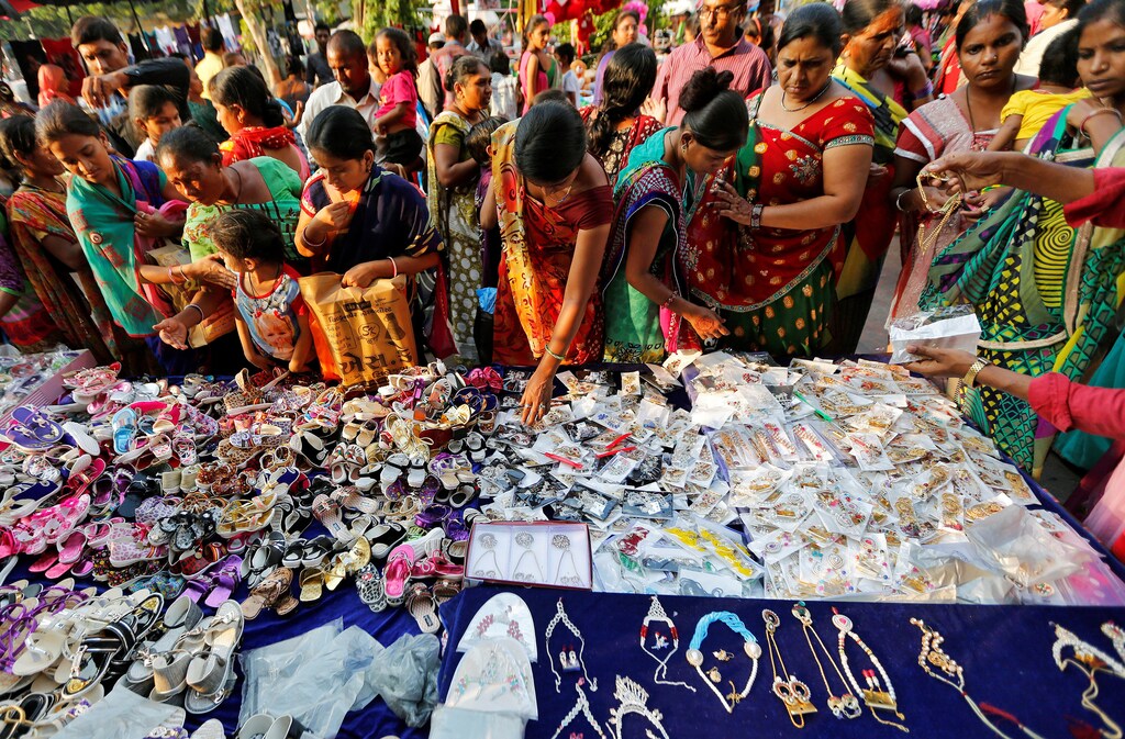 Women shop at a roadside stall ahead of the Hindu festival of Diwali in Ahmedabad, India, October 22, 2016. REUTERS/Amit Dave - S1AEUIKXGVAA